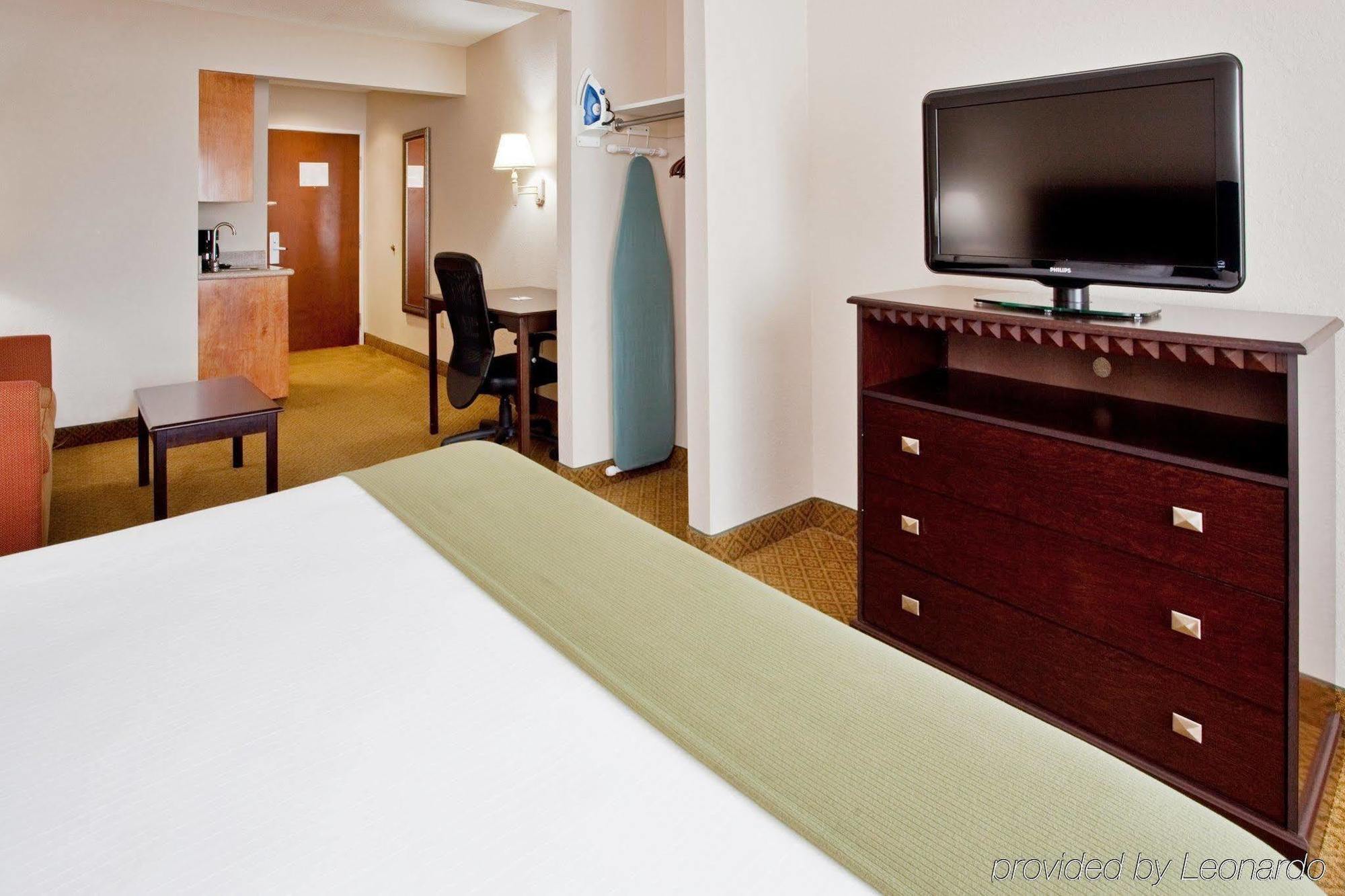 Holiday Inn Express Hotel & Suites Kinston By Ihg Room photo
